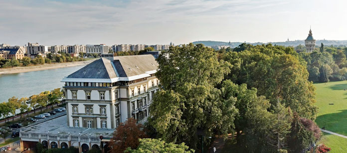 Slap helt af på et spa-hotel - Danubius Grand Hotel Margitsziget.