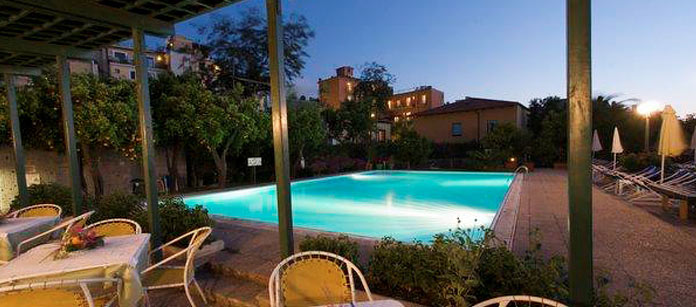 Hotel Hotel Girasole – bestil det hos Spies.