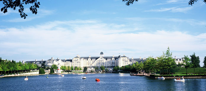 Hotel Disney´s Newport Bay Club® – bestil det hos Spies.